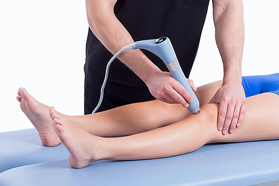Aplicación de ondas de choque en la rodilla para tendinitis rotuliana