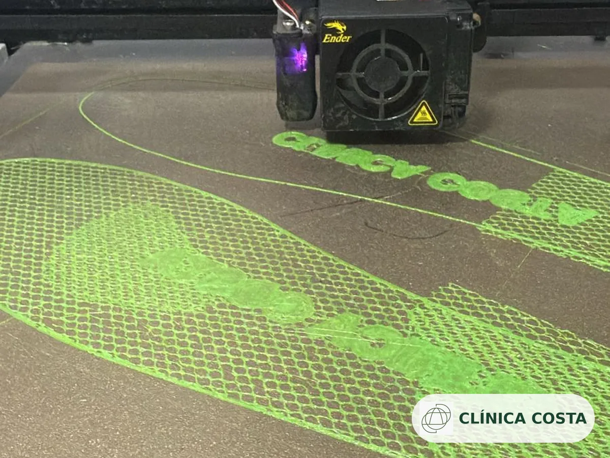 Impresora 3D del laboratorio de Clínica Costa imprimiendo plantillas ortopédicas personalizadas en Santa Cruz de la Sierra